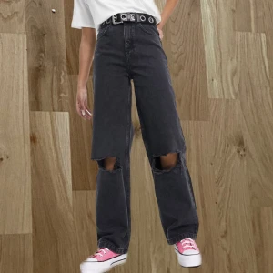 Svarta baggy Jeans  - Skitsnygga svarta ripped Jeans från Topshop med högmidja! Måste sälja då dem är för små 🖤