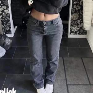 (Första bilden är lånad) Säljer ett par lågmidjade jeans som är ifrån zara som jag precis köpt här på plick men som var försmå💗 skriv till mig om ni vill ha fler bilder!🫶🏼 säljer de för 150kr!