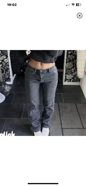 Lågmidjade jeans - (Första bilden är lånad) Säljer ett par lågmidjade jeans som är ifrån zara som jag precis köpt här på plick men som var försmå💗 skriv till mig om ni vill ha fler bilder!🫶🏼 säljer de för 150kr!