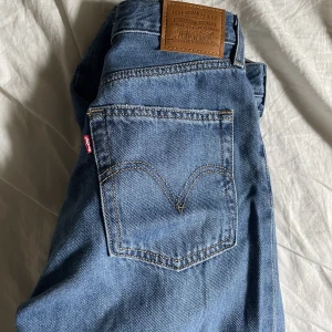 Levis jeans - mörkblå jeans från Levis i modellen ”High Loose”. storlek 26, långa på mig som är 166cm lång💙