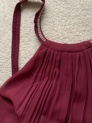 Elegant balklänning  - En väldigt fin balklänning som endast är använd en gång.  Klänning har en fin slits, och öppen rygg 