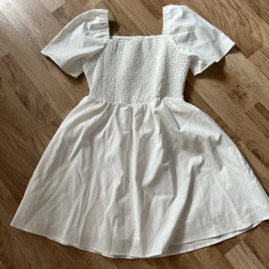 Vit klänning  - Storlek XS men passar även S/M för den är stretchig, aldrig använd 