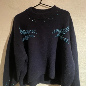Stickad tröja  - En gullig stickad tröja som har pärlor på sig. Vite vintrig av sig sig, men så skön att ha på sig! 