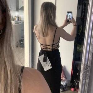 Balklänning - Säljer denna jättefina balklänning ifrån Trendyol, då jag hittat en bättre. Aldrig använd, prislappar kvar🤩 frakt tillkommer på 69kr🥳