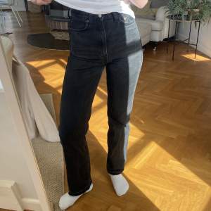 Svarta jeans från weekday i modellen ROWE. Sparsamt använda💕