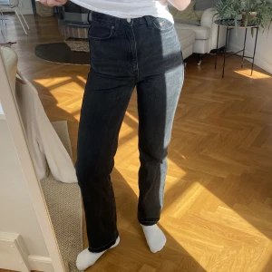 Jeans - Svarta jeans från weekday i modellen ROWE. Sparsamt använda💕