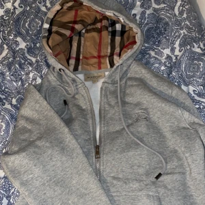 Burberry kofta - Jag säljer en replika av den äkta koftan.  alltså så är den ej äkta. Använd en gång. 10/10 skick. Den är identisk till den äkta så man ser inga skillnader alls. Passar i S och M. Pris kan diskuteras.