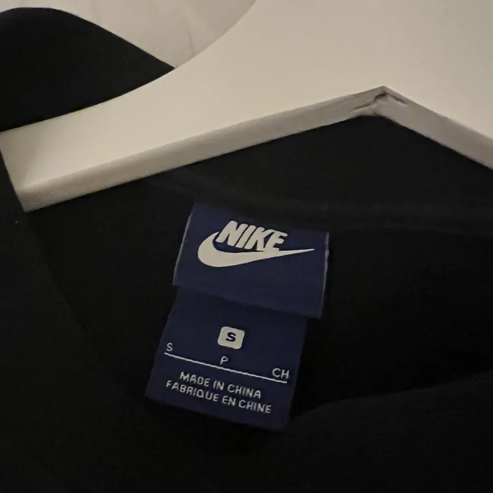 Superfin tröja från Nike i jättefint skick! Har snörning längst ner så den går att ha på olika sätt. Skriv privat för fler bilder!🥰. Tröjor & Koftor.