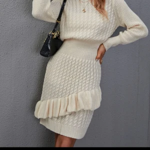 Elegant klänning  - Helt ny klänning, köptes från SHEIN för 229kr men passade inte mig tyvärr. Endast provades på. Toppen kvaliteten. Priset kan diskuteras 😊