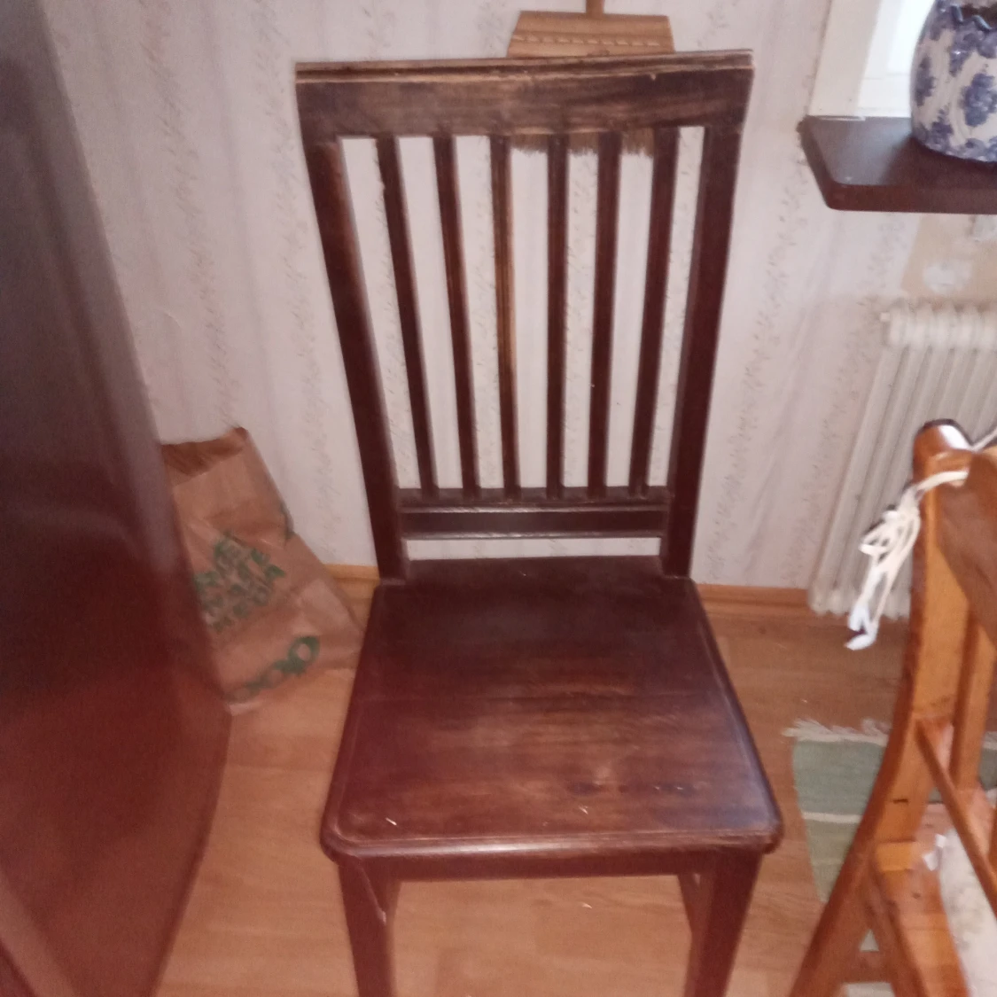 Fyra brunbetsade köksstolar trä. - 91