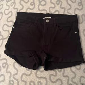Några svarta shorts med stjärnor på knapparna🖤💫 - fyra fickor, 2 bak, 2 fram