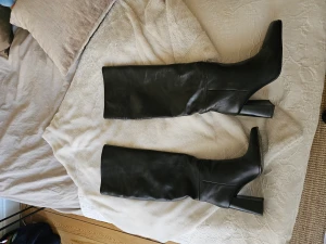 Stövlar  - Stövlar från zara anvädna 1 gång - så snygga men ej för mig!   Nypris 1200    Jag har 2 par, 39 samt 40 