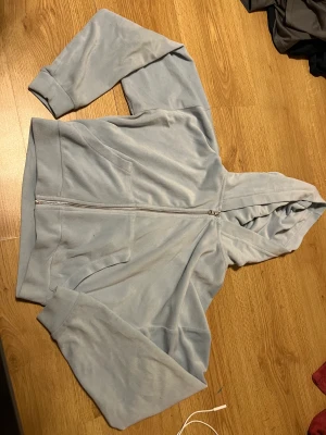 Kofta bikbok  - Ljusblå kofta från bikbok storlek Xs, som en S. Fint skick. Har även ett par byxor som hör till. Nypris 300kr Mitt pris 100kr för bara koftan. 300 för set med kofta och byxor.  Kom med prisförslag om priset inte duger.