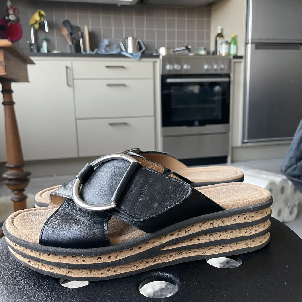 Säljer dessa sjukt snygga sandaler från Gabor. I så fint skick, knappt använda! ❤️ . Skor.