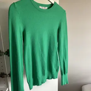 Grön tröja med guldknappar, använd fåtal gånger. Storlek M💛💚pris kan diskuteras 