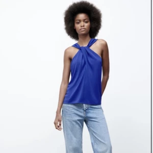 Blå sommar topp - En jättefin sommartopp från zara som är helt oanvänd. Nypris 200 kr🥰