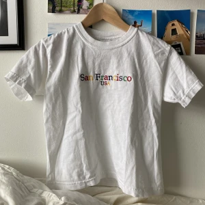 Vit babytee - Vit baby tee köpt i San Fransisco runt 2010. Fint skick, inga hål eller liknande🤍