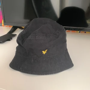Svart lyle&scott fiskemössa - Inte så använd fast gammal och smutsig (går att tvätta)
