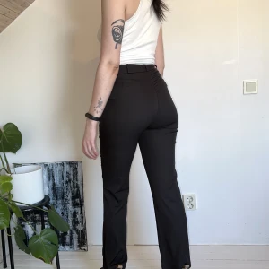 KOSTYMBYXA - superlätta och tunna svarta kostymbyxor, personen på bilden är 176 cm 🖤