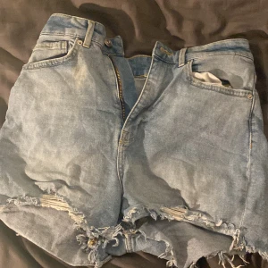 Jeansshorts  - Blåa jeansshorts i storlek 36. Sommriga och sköna. Relativt töjbara