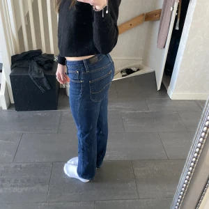 Lågmidjade lee jeans  - Lågmidjade utsvängda lee jeans🤞🏻alldeles för små för mig men skit snygga när de passar  