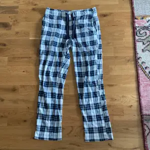 Säljer mina pyjamasbyxor från Kappahl i storlek s då de är för små för mig. Köpte de för 350 och säljer för 100 kr + frakt. Skriv vid frågor.