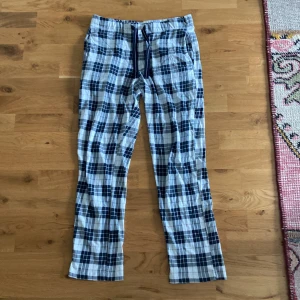 Pyjamasbyxor - Säljer mina pyjamasbyxor från Kappahl i storlek s då de är för små för mig. Köpte de för 350 och säljer för 100 kr + frakt. Skriv vid frågor.
