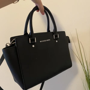 Micheal kors dam väska - Denna dam väskan är jätte fin, och är i väldigt gott skick! 