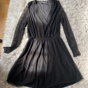 klänning - Jättefin klänning från Bikbok. Säljer då den inte kommer till används. Storlek Xs men är stretchiga så kan passa S och M också💕