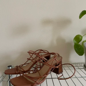 & other stories sandaletter - Säljer ett par sandaletter i brunt skinn från other stories. Använda 2 gånger endast. I storlek 37