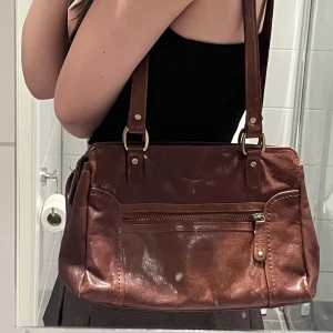 Väska  - Säljer denna skinnväska från The Monte.