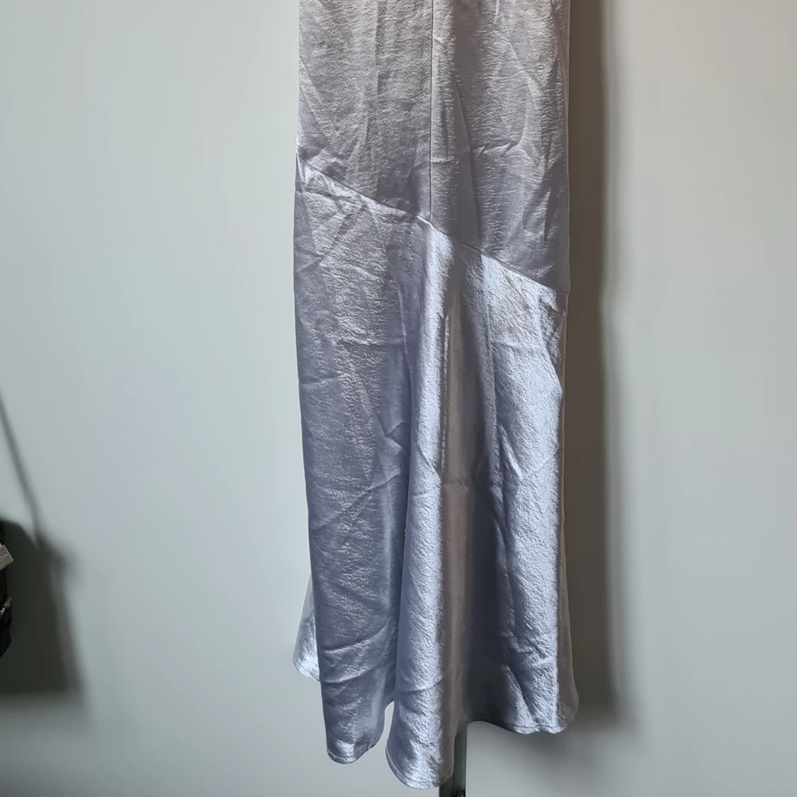 Oanvänd silvrig långklänning från h&m - 90