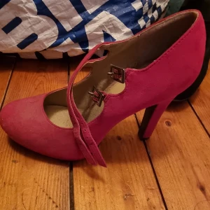 Damskor  - Röda stl 38 aldrig använda  Gråa stl 38 använda 2 ggr inköpt på Scorett Svarta stl 38 aldrig använda 