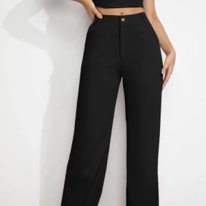 Kostymbyxor  - Svarta kostymbyxor från shein, högmidgade. Tunna i materialet och väldigt luftiga Pris kan diskuteras och skriv vid frågor  Frakt tillkommer 