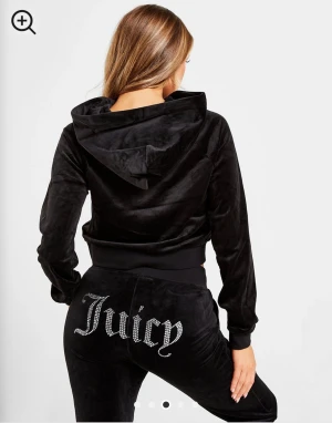 Juicy set  - Säljer mitt juicy set då det aldrig kommer till användning. Både hoodie och byxa är i storlek S. Använd 2 gånger därav priset. Vill man köpa bara byxor eller tröja så skicka privat. Skicka även privat för fler bilder. Dessa är lånade. 
