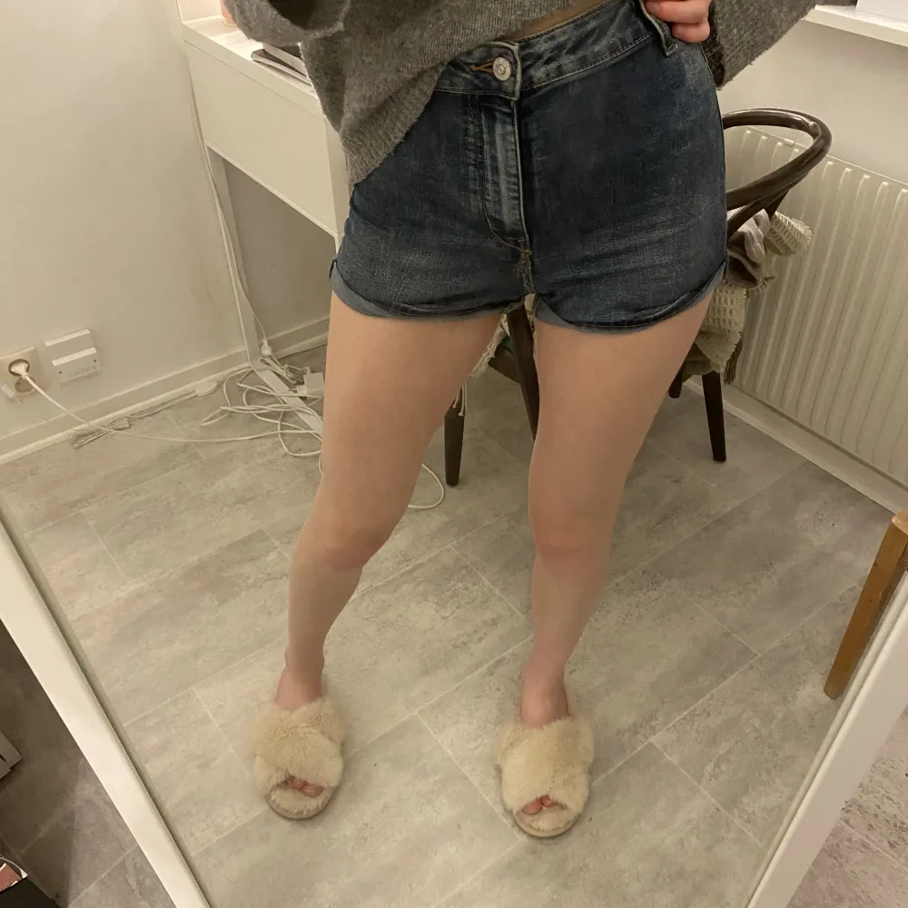 Fina shorts i storlek 36 från hm i fint skick 🙌🏼 säljer åt en kompis 💞. Shorts.