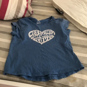 Blå T-shirts  - En blå T-shirt 👕 med west coast California love text på med är liten på mig!