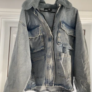 Jeans jacka  - Superfin jeans jacka med pälskrage och längst ut vid ärmarna, inga defekter och i jättefint skick!😝