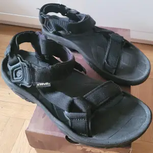 Svarta sandaler Teva Terra, Herr stl 40,5. Sparsamt använda, välvårdade. Fraktkostnad tillkommer.
