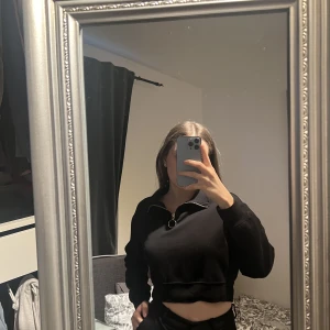 Hm zip tröja - En snygg svart zip tröja från H&M