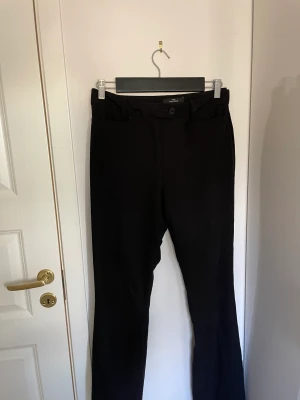 Svarta kostymbyxor  - Säljer dessa snygga kostymbyxor som sitter som en smäck!!  Tyvärr är dem för smala i midjan för mig):  Jag är 177 cm och jag de går ner till anklarna på mig(: 