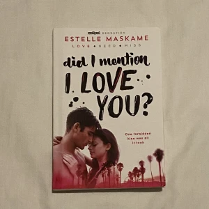 Bok - Säljer denna engelska boken, ”Did I mention I still love you”. Läst en gång, mycket bra bok. Lite ”The summer I turned pretty” vibes. Lite böjd i kanten som man ser på andra bilden, men är knappt synbart. 💗
