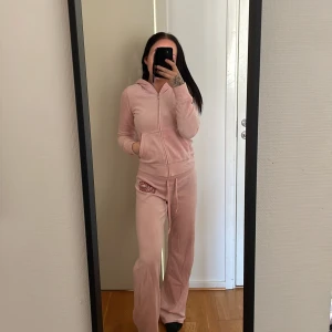 Jucy couture set - Säljer ett fint jucy couture set som är köpt i Italiten.  Använt men i fint skick!  Säljer båda delarna ihop!  Välskött, inga defekter. 