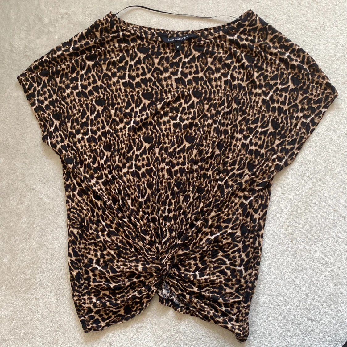 Leopardmönstrad t-shirt