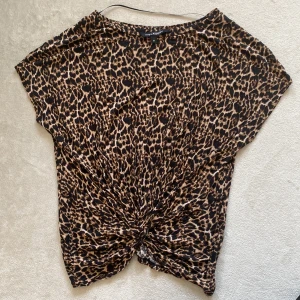 Leopardmönstrad t-shirt - Använt gott skick!💘
