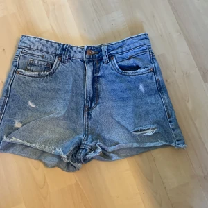 Jeans shorts - Super snygga shorts ifrån stradivarius i storlek 36!💕 skriv om du är intresserad 🤩