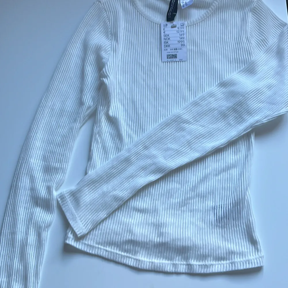 Säljer vit genomskinlig tröja ifrån hm💕Den är helt oanvänd och endast testad💕(frakten är INTE gratis)💕Pris kan diskuteras💕. Blusar.