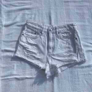 Vita Jeansshorts - Vita jeansshorts från hm i bra skick! Knappt använt dessa då de inte är min stil.