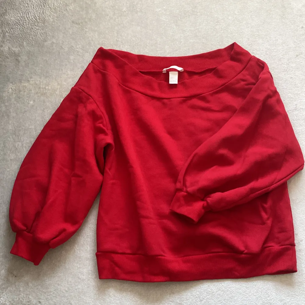 Bekväm off-shoulder tröja med fleecetyg intill. Stl L men fungerar lika bra för en M. Använt gott skick!💘. Neuletakit & Villapaidat.
