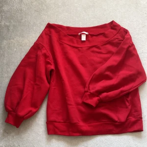 Off-shoulder tröja - Bekväm off-shoulder tröja med fleecetyg intill. Stl L men fungerar lika bra för en M. Använt gott skick!💘